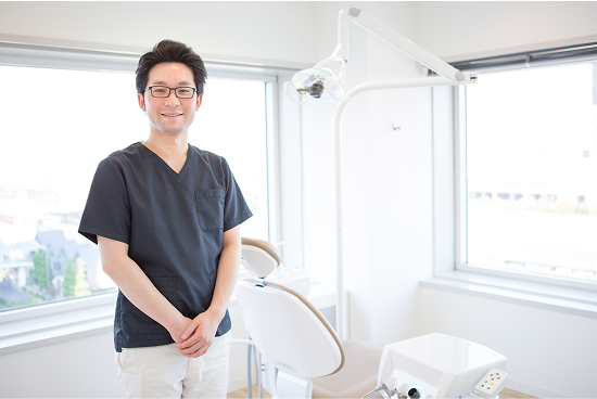 インビザラインの看板とDr.柏